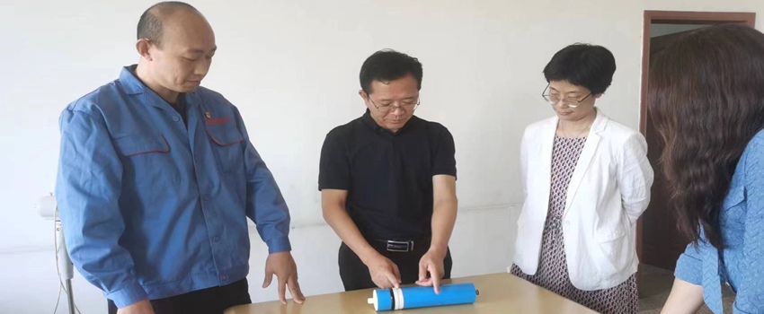 3圖為侯景濱參觀(guān)樂(lè )凱研究院產(chǎn)品-常夢(mèng)禮攝_副本_副本.jpg