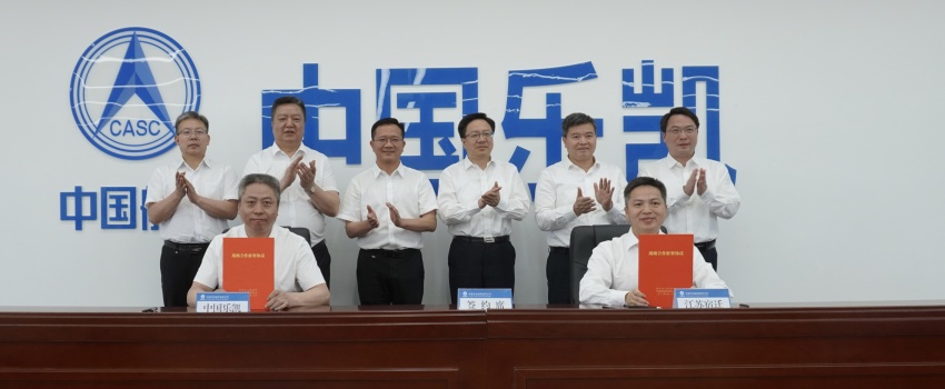 中國樂(lè )凱與宿遷市簽訂合作協(xié)議 侯景濱、李東會(huì )見(jiàn)宿遷市委書(shū)記陳忠偉并共同見(jiàn)證簽約