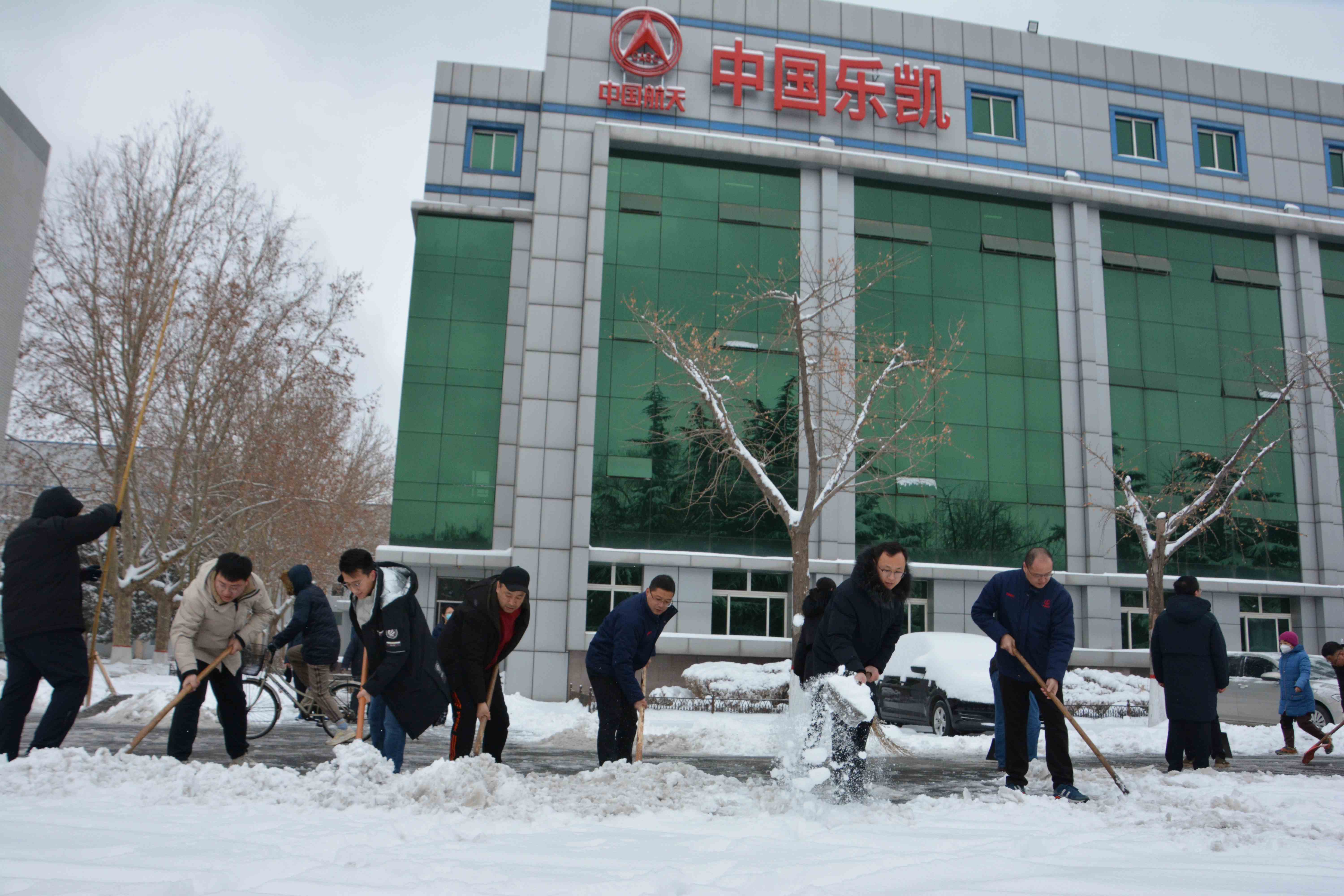 吹響掃雪除冰“集結號”！迎風(fēng)戰雪保生產(chǎn)